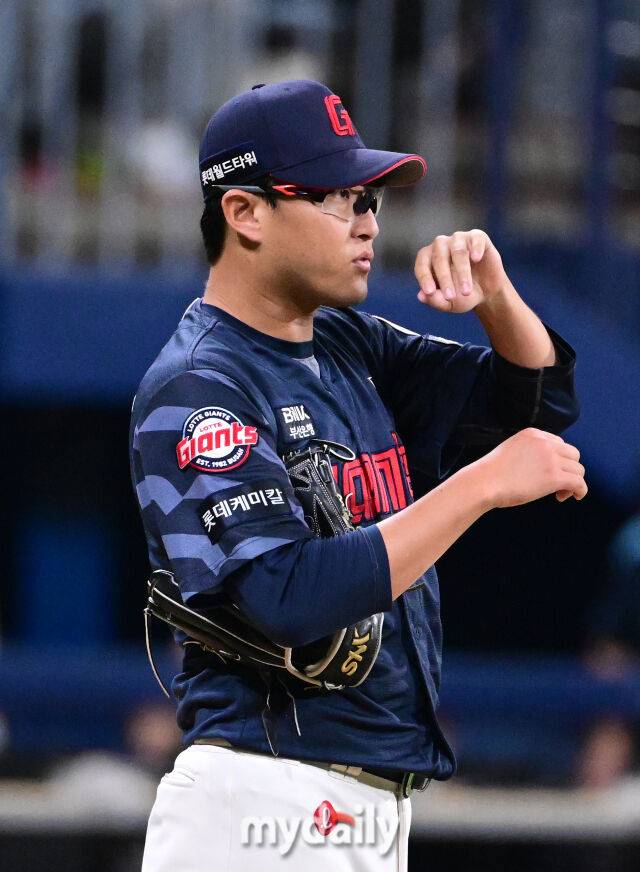 2025년 7월 23일 오후 서울 고척스카이돔에서 열린 '2025 신한 SOL뱅크 KBO 리그' 롯데 자이언츠와 키움 히어로즈의 경기. 롯데 선발투수 박세웅이 투구를 준비하고 있다./고척 = 유진형 기자