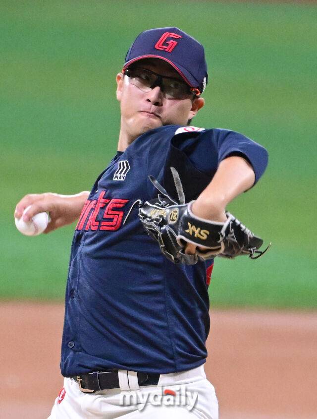 2025년 7월 23일 오후 서울 고척스카이돔에서 열린 '2025 신한 SOL뱅크 KBO 리그' 롯데 자이언츠와 키움 히어로즈의 경기. 롯데 선발투수 박세웅이 역투하고 있다./고척 = 유진형 기자