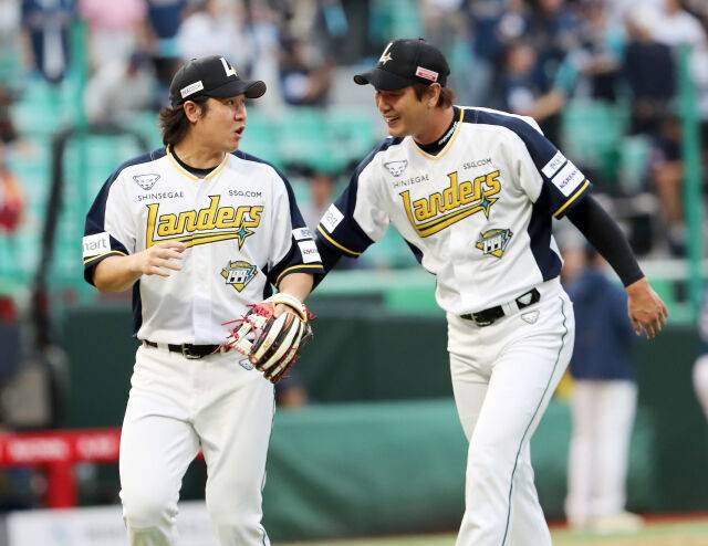 최정과 김광현(우측부터)./SSG 랜더스