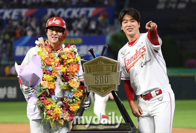 2025년 5월 13일 오후 인천 SSG랜더스필드에 진행된 '2025 신한 SOL뱅크 KBO 리그' NC 다이노스와 SSG 랜더스의 경기. SSG 최정이 6회말 2사 1루서 2점 홈런을 치며 KBO 사상 첫 500홈런을 기록한 뒤 김광현과 함께 기념촬영을 하고 있다./마이데일리