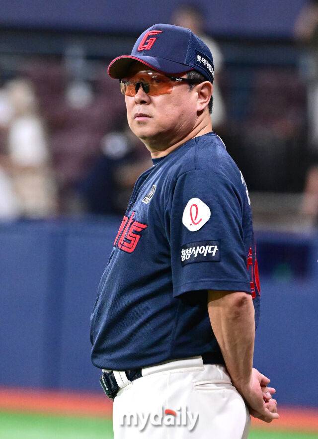 2025년 7월 23일 오후 서울 고척스카이돔에서 열린 '2025 신한 SOL뱅크 KBO 리그' 롯데 자이언츠와 키움 히어로즈의 경기. 롯데 김태형 감독이 4-1로 승리한 뒤 기뻐하고 있다./고척 = 유진형 기자