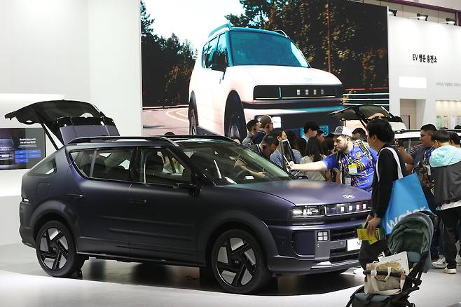 지난달 3일 서울 강남구 코엑스에서 열린 전기차 혁신 기술 전시회 ‘EV 트렌드 코리아 2025’에서 외국인 참관객들이 현대자동차 부스를 둘러보고 있다. [연합]