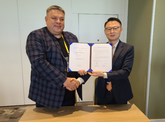 2023년 5월 24일 웰바이오텍은 언론에 우크라이나 최대 물류기업인 맥스로지스틱스와 우크라이나 전후 재건사업을 위한 업무협약(MOU)을 체결했다고 밝혔다. 세르지이 바디야크 맥스로지스틱스 회장과 구세현(오른쪽) 당시 웰바이오텍 대표  [웰바이오텍 제공]