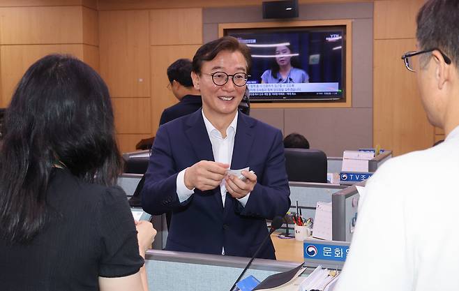 전재수 신임 해양수산부 장관이 24일 정부세종청사 해수부 기자실을 방문, 출입 기자들과 인사를 나누고 있다. [연합]