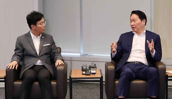 최태원(오른쪽) 대한상의 회장이 24일 서울시 중구 상의회관에서 김영훈 고용노동부 장관과 노동시장 현황에 대해 논의하고 있다. [대한상의 제공]