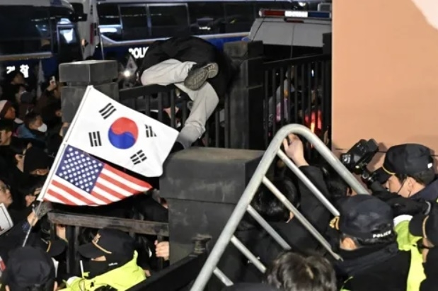 지난 1월 18일 서울 마포구 서울서부지법에서 윤 대통령 지지자들이 법원 담장을 넘으려 시도하고 있다. [연합]