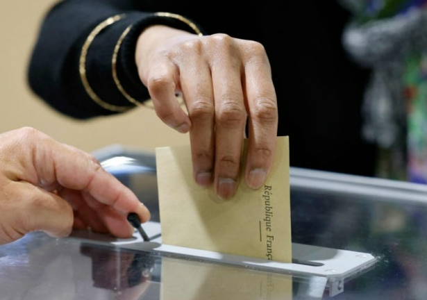 프랑스의 선거에서 사용되는 투명 투표함 [연합]