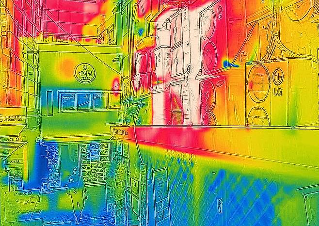 폭염이 이어지고 있는 9일 서울 중구 명동에 있는 실외기를 열화상 카메라로 촬영한 모습.[연합]