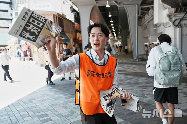 [도쿄=AP/뉴시스] 지난 23일 일본 도쿄에서 요미우리 신문사의 한 직원이 도널드 트럼프 미국 대통령이 일본과 무역 협상을 완료했다는 내용을 보도한 신문 호외판을 배포하고 있다. 신문 1면에는 '미국, 일본에 15% 관세'라는 제목의 기사가 실렸다. 2025.07.24.