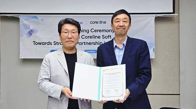 ﻿[서울=뉴시스] 코어라인소프트는 최근 중국 현지 관계사 '수하이(Suhai)'와 인공지능(AI) 기반 플랫폼 확장 및 전략적 파트너십 구축을 위한 ‘양해각서(MOU)를 체결했다고 지난 4월 14일 밝혔다. 코어라인소프트-수하이 MOU 체결식에서 설명 김진국 코어라인소프트 대표(왼쪽)와 왕핑(Wang Ping) 수하이 대표가 기념촬영을 하고 있다. (사진=코어라인소프트 제공) 2025.04.14. photo@newsis.com *재판매 및 DB 금지