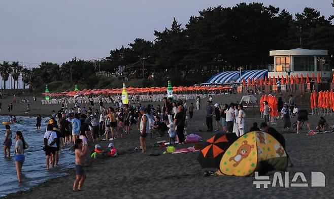 [제주=뉴시스] 우장호 기자 = 폭염이 기승을 부린 6일 오후 해가 저문 제주시 이호테우해수욕장에 피서객들이 해변에 남아 바닷바람을 맞으며 더위를 식히고 있다. 2025.07.06. woo1223@newsis.com