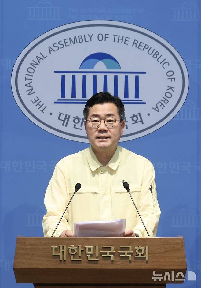 [서울=뉴시스] 조성봉 기자 = 박찬대 더불어민주당 당대표 후보가 24일 오전 서울 여의도 국회 소통관에서 검찰개혁 관련 기자회견을 하고 있다.2025.07.24. suncho21@newsis.com