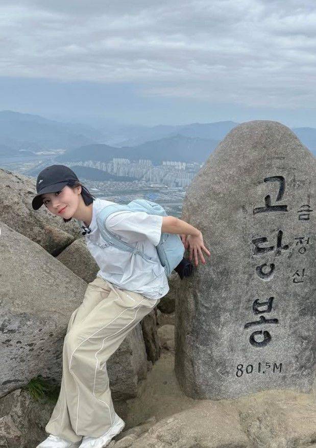 [서울=뉴시스] 가수 권은비가 등산에 나섰다. (사진=권은비 인스타그램 캡처) 2025.07.24. photo@newsis.com *재판매 및 DB 금지