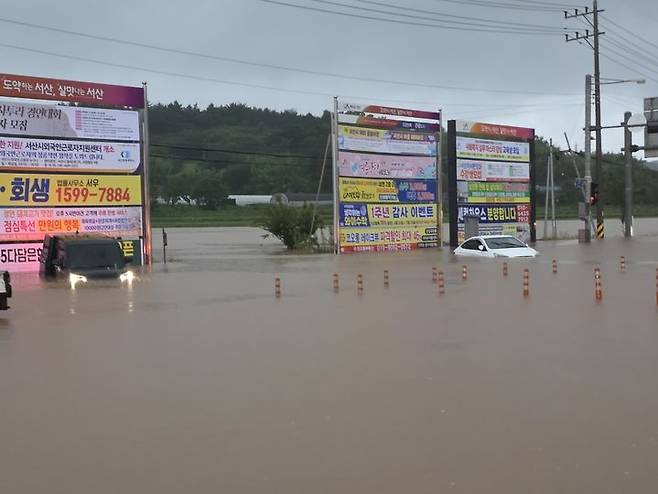 [서산=뉴시스] 김덕진 기자=지난 17일 오전 충남 서산시 성연면 이안큐브 앞 도로가 호우로 침수돼 차량들이 물에 잠겨 있다. (사진=독자 제공) 2025.07.17. photo@newsis.com *재판매 및 DB 금지