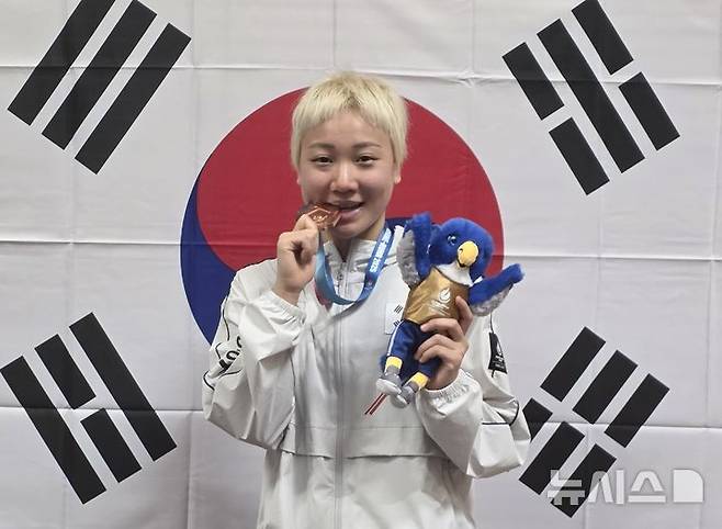 [서울=뉴시스]수영 이은지, 여자 배영 200m 한국 기록…U대회 동메달. (사진=대한수영연맹 제공)