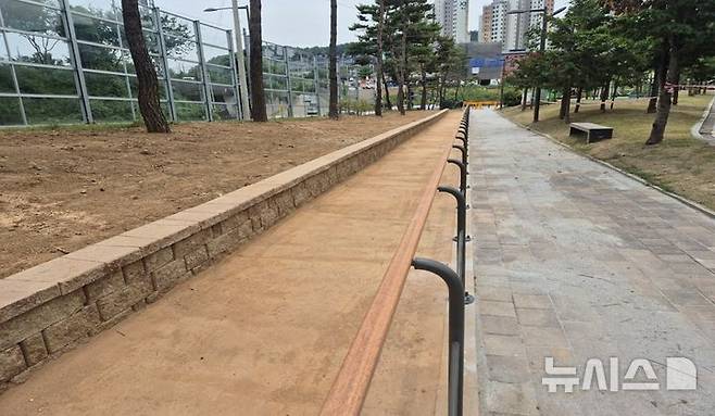 [경기광주=뉴시스] 광주시가 시민 힐링 공간 '흙 향기 맨발 길' 5곳을 조성했다. 사진은 태전동 경관녹지 (사진=광주시 제공) 2025.07.24.photo@newsis.com