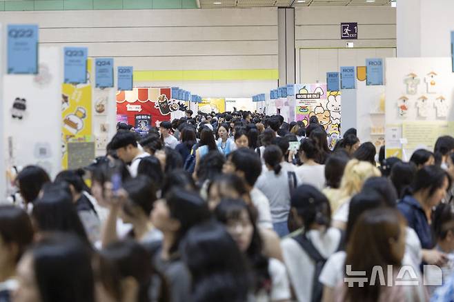 [서울=뉴시스] 김근수 기자 = 서울일러스트레이션페어V.19 2025 개막 첫 날인 24일 서울 강남구 코엑스에서 관람객들이 작품들을 즐기고 있다. 2024.07.24. ks@newsis.com