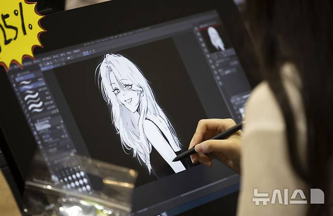 [서울=뉴시스] 김근수 기자 = 서울일러스트레이션페어V.19 2025 개막 첫 날인 24일 서울 강남구 코엑스에서 관람객이 스마트 패드로 그림을 그리고 있다. 2024.07.23. ks@newsis.com