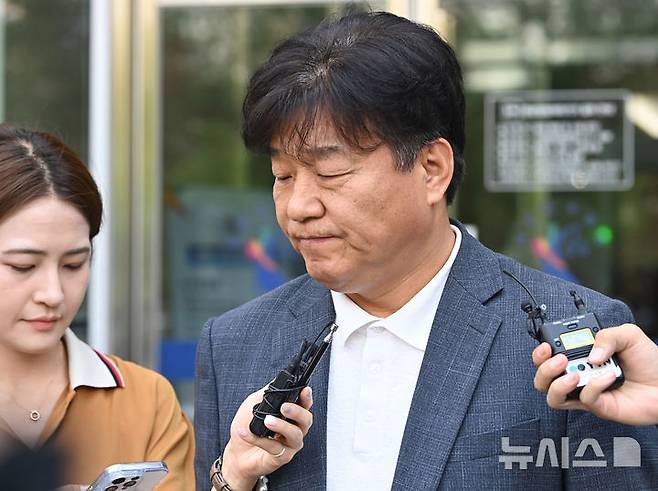 [수원=뉴시스] 김종택 기자 = 대출 사기 등 혐의로 1심에서 징역형의 집행유예 등을 선고받은 양문석 더불어민주당 의원이 24일 경기 수원시 영통구 수원지방법원에서 열린 항소심 선고공판에서 당선무효형을 선고 받은 뒤 법원을 나서고 있다. 2025.07.24. jtk@newsis.com