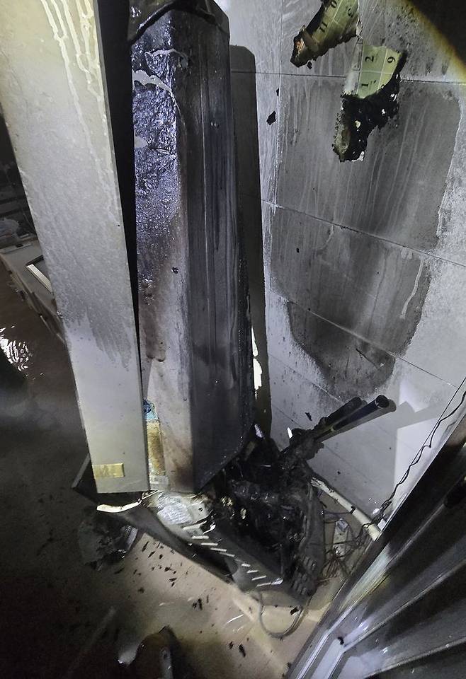 [울산=뉴시스] 박수지 기자 = 24일 오전 울산시 북구 송정동 한 아파트에 설치된 스탠드 에어컨에서 불이 나 까맣게 타있다. (사진=울산소방본부 제공) 2025.07.24. photo@newsis.com *재판매 및 DB 금지