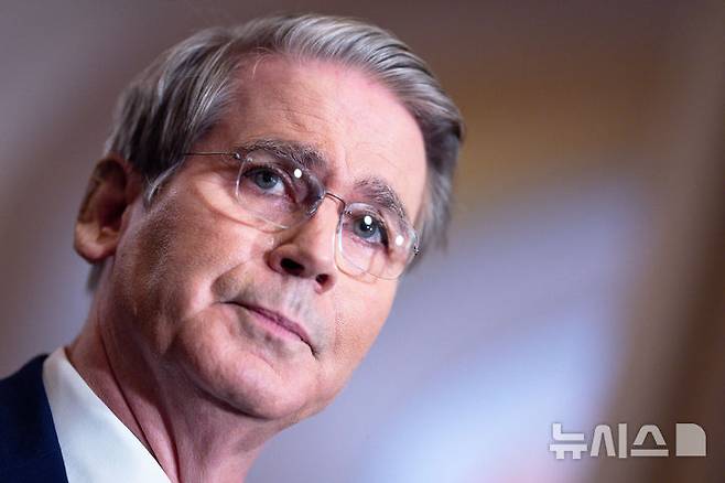 [워싱턴=AP/뉴시스] 스콧 베선트 미국 재무장관이 지난 4일(현지 시간) 워싱턴 국회의사당에서 취재진 질문에 답하고 있다. 베선트 장관은 23일 일본과 무역 합의 이행을 분기별 평가할 것이라며, 도널드 트럼프 대통령이 만족하지 않으면 관세율을 25%로 올릴 것이라고 으름장 놨다. 2025.07.24.