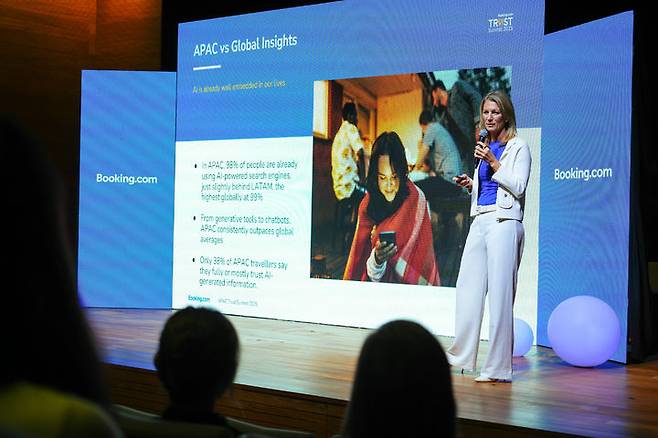 [싱가포르=뉴시스] 로라 홀드워스 아시아태평양 지역 매니징 디렉터가 24일(현지 시간) 싱가포르에서 열린 '트러스트 서밋(Trust Summit)'에서 발언하고 있다. (사진=부킹닷컴 제공) 2025.07.24. *재판매 및 DB 금지