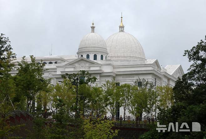 [가평=뉴시스] 배훈식 기자 = 김건희 여사 의혹을 수사하는 민중기 특별검사팀이 통일교 압수수색에 들어간 18일 오후 경기 가평군 통일교 천원궁 모습. 2025.07.18. dahora83@newsis.com