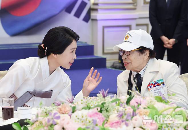 [서울=뉴시스] 최진석 기자 = 이재명 대통령 부인 김혜경 여사가 27일 청와대 영빈관에서 열린 '호국보훈의 달, 대통령의 초대' 행사에서 특별초청 대상자인 6·25전쟁 참전유공자 이춘자 참전용사와 대화를 나누고 있다. (대통령실통신사진기자단) 2025.06.27. myjs@newsis.com