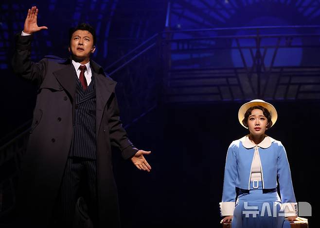 [서울=뉴시스] 배훈식 기자 = 뮤지컬 '브로드웨이 42번가' 프레스콜이 열린 24일 오후 서울 송파구 샤롯데씨어터에서 줄리안 마쉬 역의 박건형(왼쪽)과 페기 소여 역의 최유정이 하이라이트 시연을 하고 있다. 2025.07.24. dahora83@newsis.com