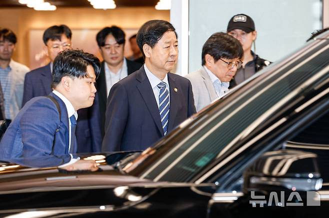 [인천공항=뉴시스] 권창회 기자 = 구윤철 경제부총리 겸 기획재정부 장관이 24일 오전 미국 워싱턴D.C.에서 열릴 예정이였던 미국 재무장관과 무역대표부(USTR)와 예정되어 있던 통상협상이 취소돼 인천국제공항 제2여객터미널 귀빈실을 나서고 있다. (공동취재) 2025.07.24. photo@newsis.com