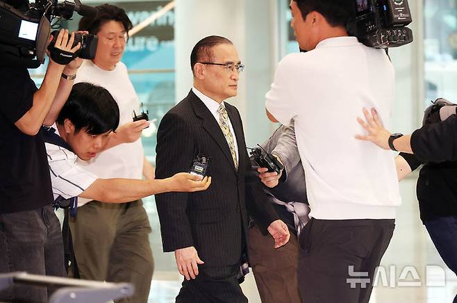 [인천공항=뉴시스] 황준선 기자 = 관세 협상 등 한미 양국 간 현안 논의를 위해 미국을 방문한 위성락 국가안보실장이 24일 오후 인천국제공항 제2터미널을 통해 귀국하고 있다. (공동취재) 2025.07.24. photo@newsis.com