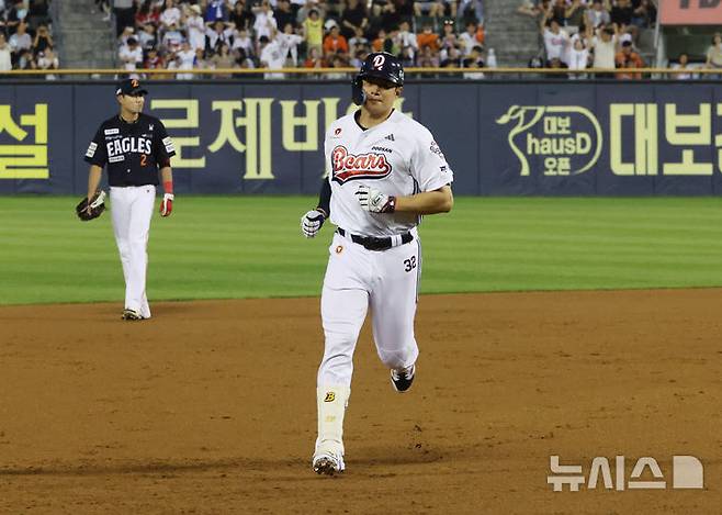 [서울=뉴시스] 배훈식 기자 = 24일 오후 서울 송파구 잠실야구장에서 열린 2025 신한 쏠뱅크 KBO리그 두산 베어스와 한화 이글스의 경기, 7회말 1시 1루 상황에서 두산 김재환이 역전 투런 홈런을 때린 뒤 그라운드를 돌고 있다. 2025.07.24. dahora83@newsis.com