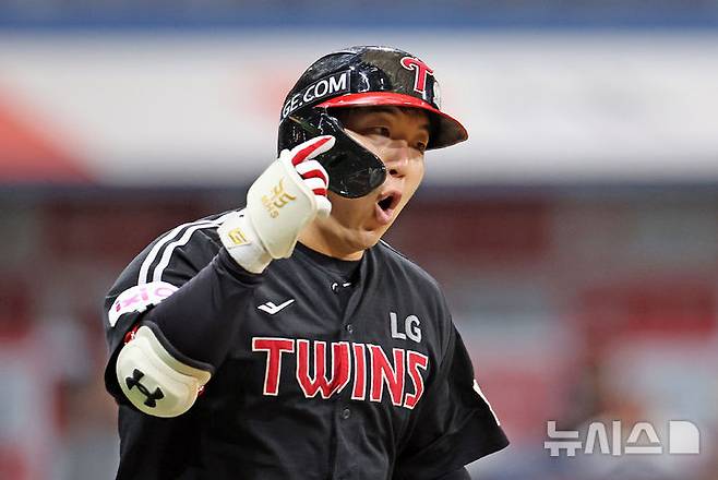 [서울=뉴시스] 김금보 기자 = 8일 서울 구로구 고척스카이돔에서 열린 프로야구 2025 KBO리그 LG 트윈스와 키움 히어로즈의 경기, 7회초 2사 2루 LG 김현수가 2점 홈런을 치고 기뻐하고 있다. 2025.06.08. kgb@newsis.com