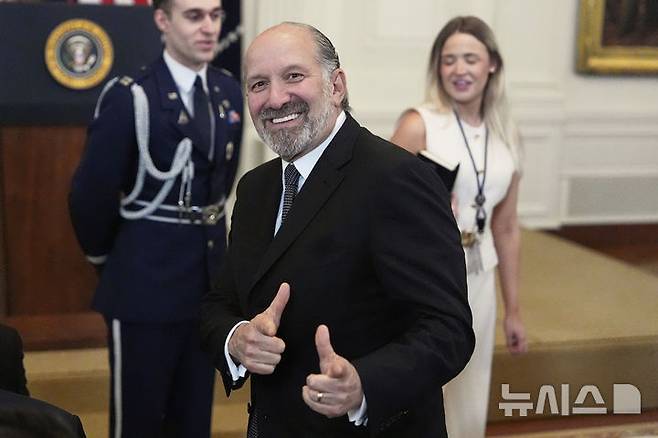 [워싱턴=AP/뉴시스]하워드 러트닉 미국 상무장관이 지난 18일 미국 백악관 이스트룸에서 열린 지니어스법안 서명 행사에서 취재진에 포즈를 취하고 있다. 2025.07.24.