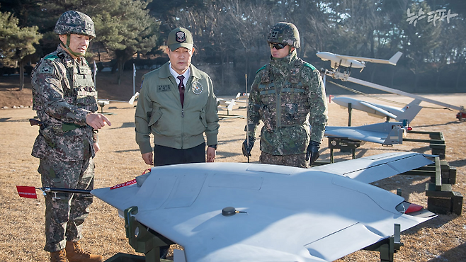 2024년 1월 신원식 당시 국방부 장관이 드론작전사령부에 현장 지도 나갔을 당시 공개된 스텔스 형상 소형무인기 모습 ⓒ국방부