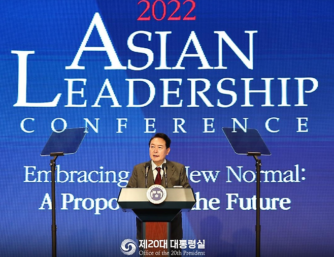 조선일보 주최로 2022년 7월 13일 서울 신라호텔에서 열린 아시안 리더십 콘퍼런스에서 윤석열 당시 대통령이 축사를 하고 있다. (출처:대한민국 정책브리핑)