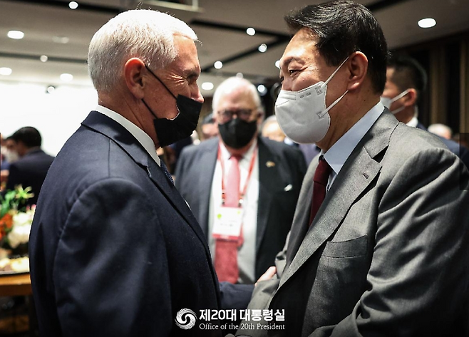 윤석열 대통령이 2022년 7월 13일 서울 중구 신라호텔에서 열린 ‘2022 아시안 리더십 컨퍼런스’에 앞서 마이크 펜스 전 미국 부통령과 인사를 나누고 있다. (출처:대한민국 정책브리핑)