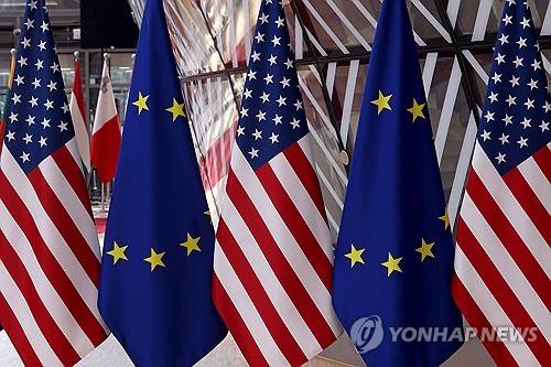 EU 깃발과 미국 성조기 [AFP 연합뉴스 자료사진. 재판매 및 DB 금지]
