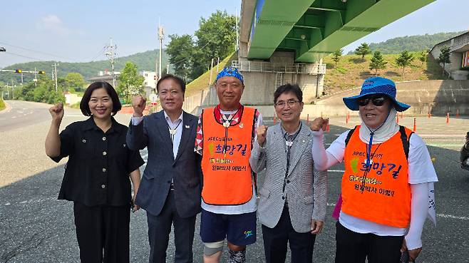 이범식(가운데) 박사가 광주에서 출발해 목적지인 경주 경계지점에 도착해 경주시 관계자들과 기념쵤영을 하고 있다. 경주시 제공