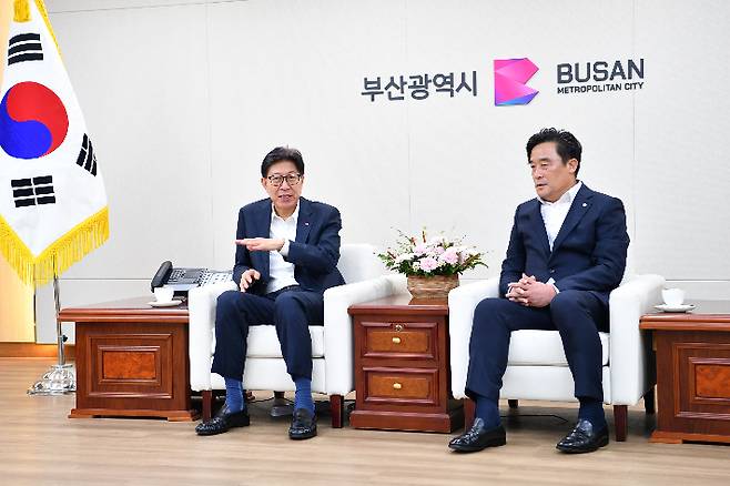 이재명 대통령이 주재하는 25일 부산 타운홀 미팅을 하루 앞두고 박형준 부산시장과 정동만 국민의힘 부산시당위원장이 첫 공식 회동을 했다. 부산시 제공