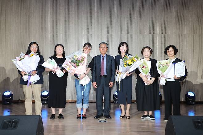 제주다민족문화제에서 수상한 법인산하 기관 우수 사원과 함께 기념촬영을 하는 모습. 이세문 장로 제공