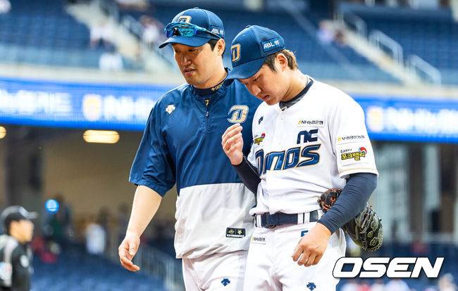 [OSEN=창원, 이석우 기자] NC 구창모가 8회초 1사 1,2루 KIA 김도영 타석 때 팔 이상을 호소하며 교체되고 있다. 2023.09.27 / foto0307@osen.co.kr