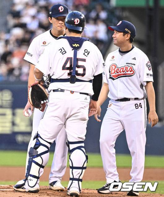 [OSEN=잠실, 조은정 기자]23일 오후 서울 잠실야구장에서 2025 신한 SOL Bank KBO리그 두산 베어스와 한화 이글스의 경기가 열렸다.이날 두산은 최민석, 한화는 황준서를 선발로 내세웠다.4회초 2사 1루 두산 최민석이 한화 하주석에게 몸 맞는 공을 던지자 코칭스태프와 포수 김기연이 마운드에 올라 대화를 나누고 있다. 2025.07.23 /cej@osen.co.kr