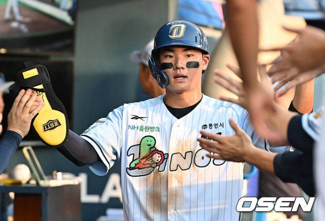 [OSEN=창원, 이석우 기자] 24일 창원NC파크에서 2025 신한 SOL 뱅크 KBO 리그 NC 다이노스와 KT 위즈의 경기가 열렸다. 홈팀 NC는 목지훈이, 방문팀 KT는 배제성이 선발 출전했다. NC 다이노스 김주원이 1회말 2사 1,2루 박건우의 중견수 앞 1타점 안타때 득점을 올리고 하이파이브를 하고 있다. 2025.07.24 / foto0307@osen.co.kr