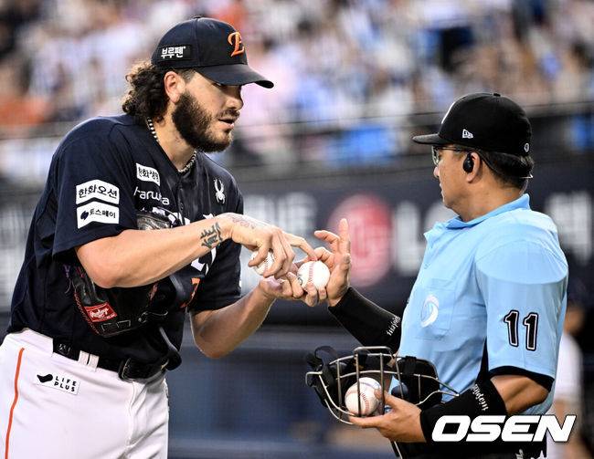 [OSEN=잠실, 조은정 기자]24일 오후 서울 잠실야구장에서 2025 신한 SOL Bank KBO리그 두산 베어스와 한화 이글스의 경기가 열렸다.이날 두산은 최승용, 한화는 폰세를 선발로 내세웠다.한화 폰세가 5회말 마운드에 오르며 심판에게 공 교체를 요구하고 있다. 2025.07.24 /cej@osen.co.kr
