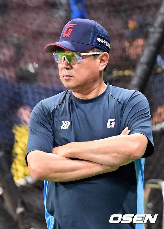 [OSEN=고척, 민경훈 기자] 24일 오후 서울 고척스카이돔에서 ‘2025 신한 SOL Bank KBO리그’ 키움 히어로즈와 롯데 자이언츠의 경기가 열렸다.이날 키움은 정현우, 롯데는 감보아를 선발로 내세웠다.경기 전 롯데 김태형 감독이 그라운드 위에서 선수들의 훈련을 바라보고 있다. 2025.07.24 / rumi@osen.co.kr