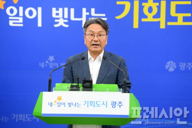 ▲강기정 광주광역시장이 23일 오후 시청 브리핑실에서 민생회복 소비쿠폰 선불카드 지급 과정에서 금액별 카드색을 달리해 시민 생활정도를 노출시킨 것에 대해 긴급 기자회견을 하고 있다. 2025.07.23ⓒ광주광역시