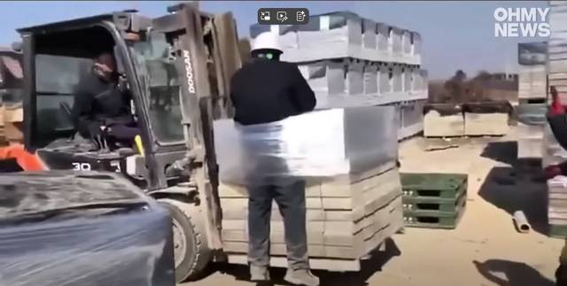 이재명 대통령은 스리랑카 근로자 한 명이 화물에 비밀로 같이 묶여 지게차에 의해 공중에 띄워 이리저리 끌려다니는 28초 영상을 24일 페이스북에 공유하고 인권침해를 철저히 엄단하겠다고 했다. 사진=오마이뉴스캡처