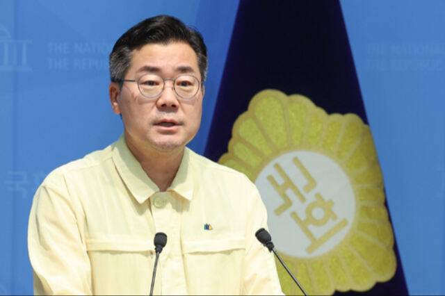 더불어민주당&nbsp;박찬대 당대표 후보가 24일&nbsp;국회 소통관에서 검찰 개혁 관련 기자회견을 하고 있다. 뉴스1