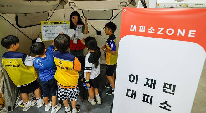 24일 경기 고양시 일산서구 킨텍스에서 2025 어린이 통합 안전 박람회가 열린 가운데 이재민 대피소 체험을 하고 있다.